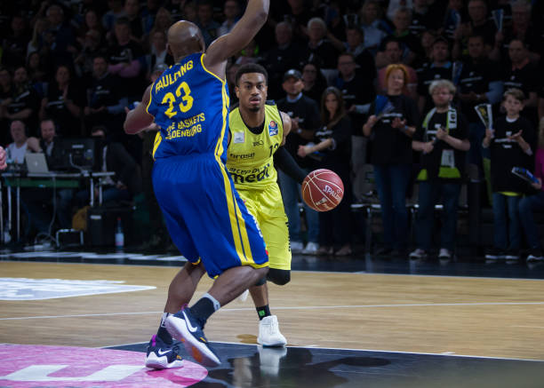 面略显紧张 面略显紧张